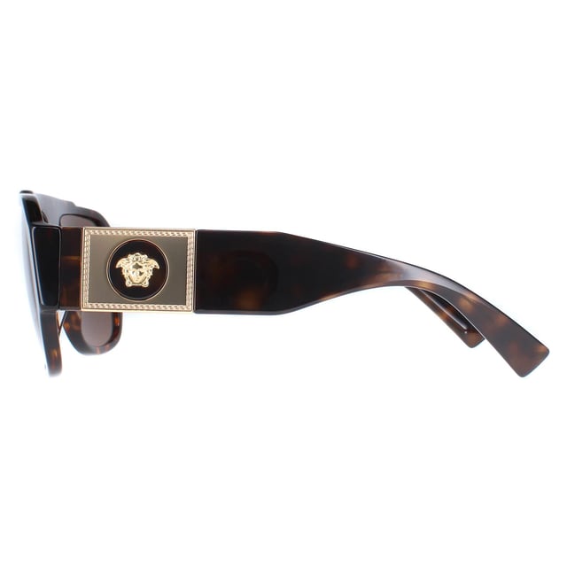 De Versace VE4436U 108/73 havana donkerbruine zonnebril is een stijlvolle pilotenstijl gemaakt van lichtgewicht acetaat. Het logo van Versace is in de poten verwerkt voor de authenticiteit van het merk.