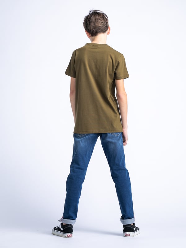 T-Shirt mit Rundhalsausschnitt und kurzen Ärmeln. Dieses T-Shirt ist mit einem im Brustbereich applizierten Petrol-Aufdruck versehen. Hergestellt aus 100 % Baumwolle. In verschiedenen Farben erhältlich. Du schwankst zwischen zwei Größen? Nimm die größere Größe! Kurzarm-T-ShirtRundhalsausschnittIm Brustbereich applizierter Petrol-Aufdruck100 % BaumwolleDas Model ist 150 cm groß und trägt Größe 152.