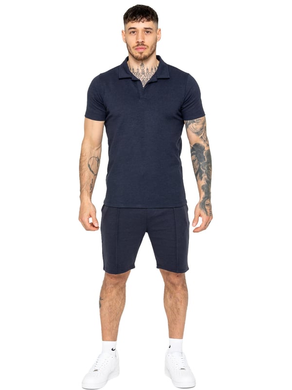 El conjunto de chándal con camiseta polo Enzo Milano está confeccionado con tela de alta calidad, con un dobladillo recto y un cuello abierto para una apariencia refinada. Combinado con los versátiles pantalones cortos stretch Enzo para hombres, el conjunto ofrece comodidad y conveniencia con dos bolsillos laterales, dos bolsillos traseros con ribete, una cintura elástica con cordón ajustable y un detalle de costura delantera.