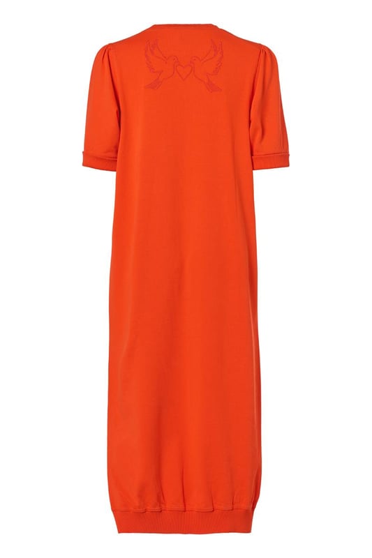 Ervaar de perfecte balans tussen stijl en comfort met deze prachtige lange sweaterjurk in een levendige oranje tint, een absolute must-have uit de collectie van Caroline Tensen. Dit veelzijdige kledingstuk combineert moeiteloos elegantie met ultiem draagcomfort. Gemaakt van 100% katoen, voelt de zachte sweaterstof heerlijk aan op de huid en biedt het een comfortabele pasvorm die je het liefst de hele dag draagt. De jurk is voorzien van subtiele pofmouwen en ribboorden bij de mouwen, kraag en zoom, wat zorgt voor een speelse en charmante uitstraling. Een extra praktisch en stijlvol detail is de kangoeroezak met verfijnd borduurwerk. Op de rug bevindt zich bovendien een uniek borduursel, geïnspireerd door de persoonlijke tatoeage van Caroline Tensen. Met zijn lange, vloeiende pasvorm en opvallende oranje kleur geeft deze jurk een frisse en vrolijke touch aan elke outfit. Of je nu geniet van een ontspannen dag thuis, een wandeling maakt in het park of een casual uitje hebt gepland, deze sweaterjurk is de perfecte keuze. Verrijk je garderobe met dit veelzijdige item en geniet van een ongeëvenaarde mix van stijl en comfort!