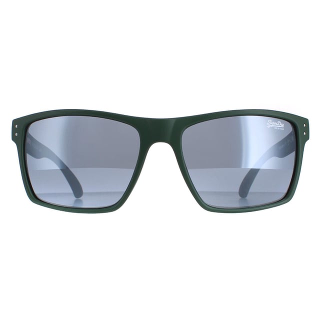 De Superdry Kobe SDS 107 zonnebril in mat rubbergroen grijs is een perfecte combinatie van sportief en stijlvol design. Op de slapen van de bril staat het iconische Superdry-logo, wat een vleugje designerflair toevoegt. Deze zonnebril is perfect voor degenen die een sportief randje aan hun look willen toevoegen en is veelzijdig genoeg om te combineren met elke outfit, of je je nu omhoog of omlaag kleedt.