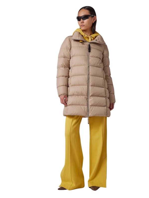 Dit dijlange gewatteerde jack biedt de perfecte balans tussen stijl en functie. De normale pasvorm en hoge opstaande kraag zorgen voor een comfortabele pasvorm en een moderne look. Dankzij de tweewegritssluiting kan het jack flexibel worden aangepast, terwijl de elastische manchetten en ventilatie onder de armen voor extra bescherming en ademend vermogen zorgen. Twee zijzakken met ritssluiting en een praktische binnenzak met klittenbandsluiting bieden ruimte voor kleine benodigdheden. Dit warm gevoerde en weerbestendige jack is ideaal voor koude, winderige dagen. De discrete labelpatch op de mouw rondt het tijdloze ontwerp stijlvol af.