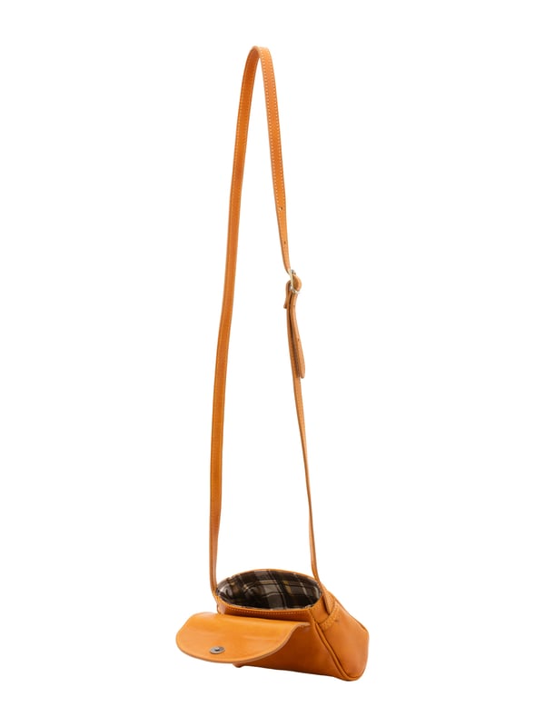 Crossbodytas voor dames met magneetsluiting. ontbrekende binnenzakken. afwezige externe zakken. verstelbaar in lederen schouderband. ontbrekend handvat. een binnencompartiment.  extern materiaal. gevoerd met katoenen binnenkant. Afmetingen: 14x18x7 cm. Gemaakt in Italië