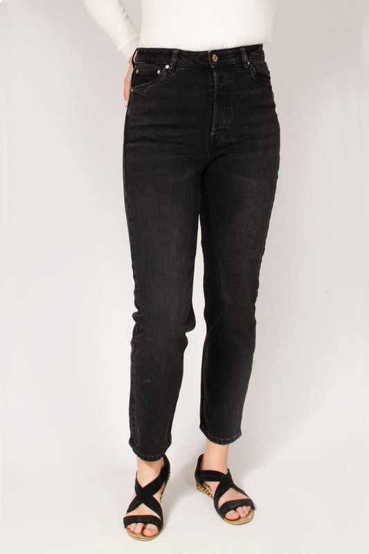 High Rise Button Fly Straight Leg Jeans Experience all-day comfort with the high-quality denim fabric and flattering slim leg silhouette, ideal for creating chic and polished looks. Complete your wardrobe with these versatile jeans, perfect for pairing with your favorite tops and shoes for a stylish ensemble. Fit: Slim, Sizing: These run quite large - You may wish to order one size down (see size chart)