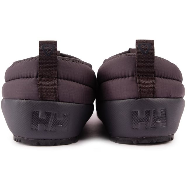 Ontworpen om de stabiliteit van een schoen te bieden. het comfort van een pantoffel en de flexibiliteit om van binnen naar buiten te stappen. maakt deze Cabin Loafer van Helly Hansen tot een favoriet loungewear-item. Deze duurzame pantoffels zijn waterafstotend. hebben een rubberen zool met maximale grip. voorzien van warm. gezellige PrimaLoft® Eco-isolatie en het bovenwerk bestaat uit meer dan 80% gerecyclede materialen. Of je nu bij de open haard zit of met de hond een blokje om loopt. dit zijn de schoenen die je nodig hebt voor een goede winter.