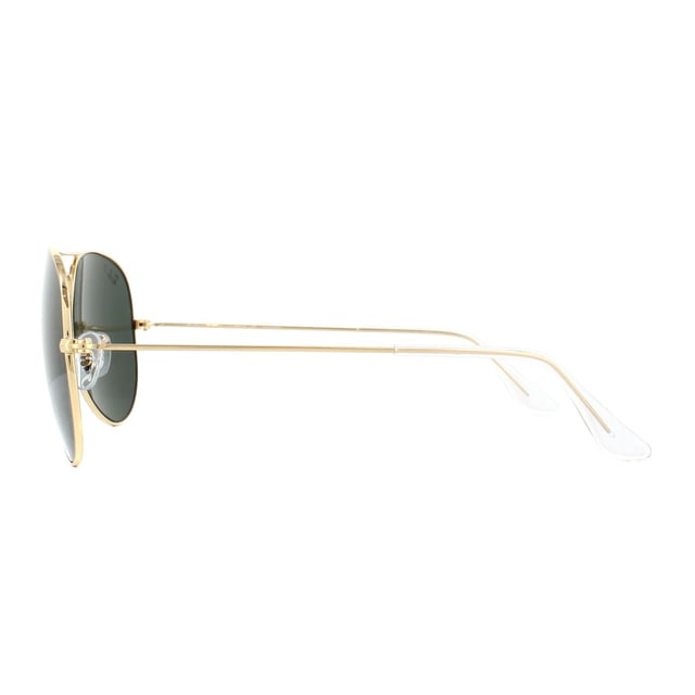 Las gafas de sol Ray-Ban Aviador 3025 001/58 Polarizadas en oro fueron diseñadas originalmente en 1936 para pilotos militares de EE. UU. y desde entonces se han convertido en uno de los modelos de gafas de sol más icónicos del mundo. El diseño atemporal se caracteriza por el delgado marco de alambre de metal, grandes lentes en forma de lágrima y finas patas de metal que cuentan con puntas de silicona y almohadillas nasales para un ajuste personalizado y cómodo. Este modelo clásico está disponible en varias tallas y una variedad de combinaciones de colores.