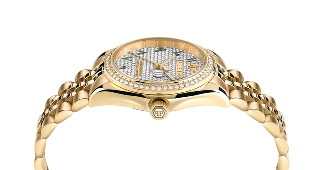 Deze Philipp Plein Date Superlative Analoge Horloge voor Dames is het perfecte tijdstuk om te dragen of cadeau te geven. De 38 mm ronde kast in goud, gecombineerd met de comfortabele gouden roestvrijstalen horlogeband, zorgt ervoor dat je volop kunt genieten van dit prachtige tijdstuk zonder enige compromissen. Aangedreven door een hoogwaardig kwartsuurwerk en waterbestendig tot 5 bar, zal je horloge blijven tikken.