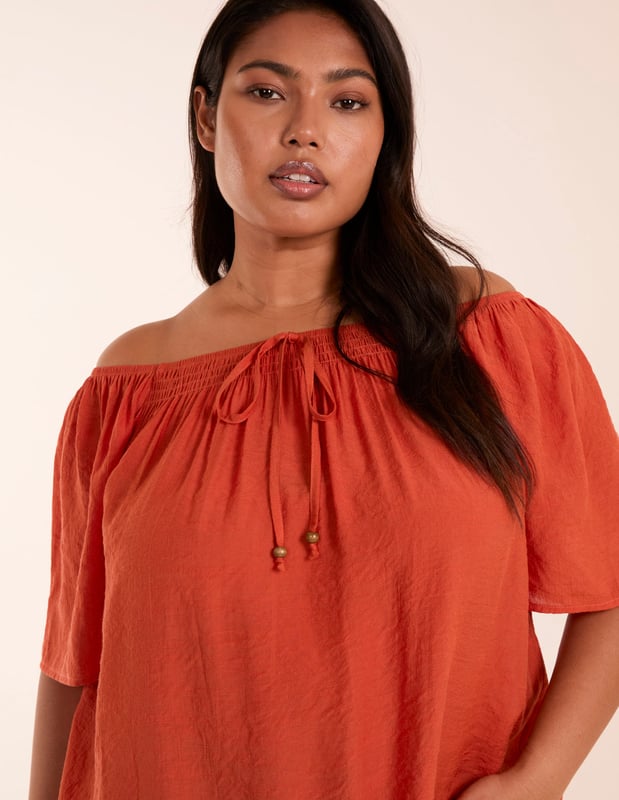 A top that will sure cover all bases this Summer. This top is perfect for all kind of occasions!