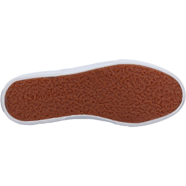Die Evolution einer Ikone. Diese Superga 2740 Sneaker heben die charakteristische Unisex-Silhouette mit einer 3,5 cm flachen Sohle hervor - ein leichtes und bequemes, schmeichelndes Detail, das der Design-DNA der Marke treu bleibt.