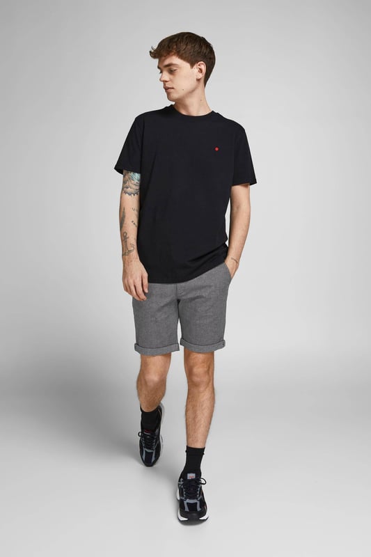 Klassieke chino shorts met riemlussen, paspelzakken op de achterkant en steekzakken in een tijdloze look.