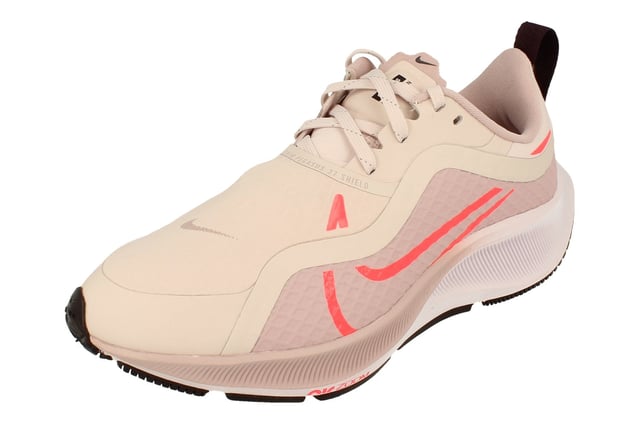 Nike Womens Air Zoom Pegasus 37 Shield Pink Trainers The Nike Women's Air Zoom Pegasus 37 Shield CQ8639 600 is a stylish and durable shoe featuring Nike's signature cushioning technology and a Shield upper for weather protection. It's designed to offer a lightweight and responsive ride, ideal for running and other high-intensity activities.
Nike Womens Air Zoom Pegasus 37 Shield CQ8639 - Barely Rose Flash Crimson 600