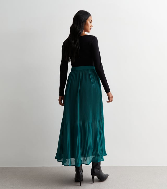 Esta falda midi plisada verde con detalle de cinturón está diseñada por expertos con un corte midi y confeccionada en un tejido vaporoso de tacto ligero con detalles de cinturón. Su silueta contemporánea es favorecedora y atemporal, perfecta para cualquier ocasión.