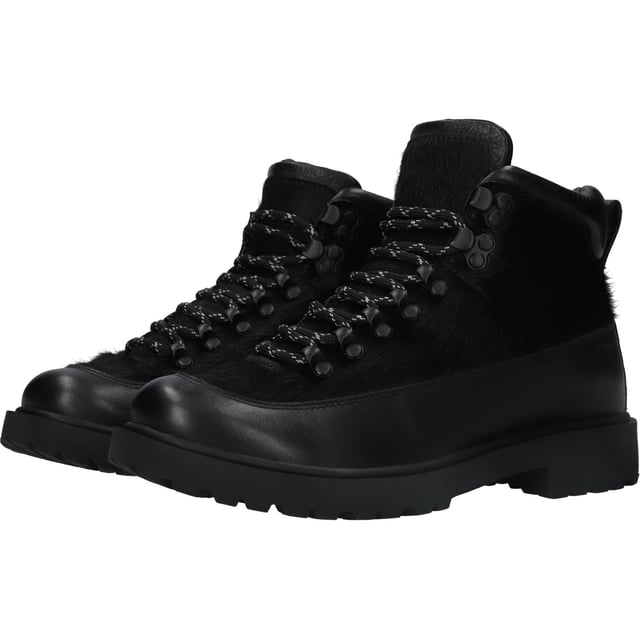 Boots der Marke Blackstone. In der Farbe BLACK. Hergestellt aus Leather mit einem Futter aus Sheepskin. Dieser Schuh ist mit einer Profile Sohle gefertigt.