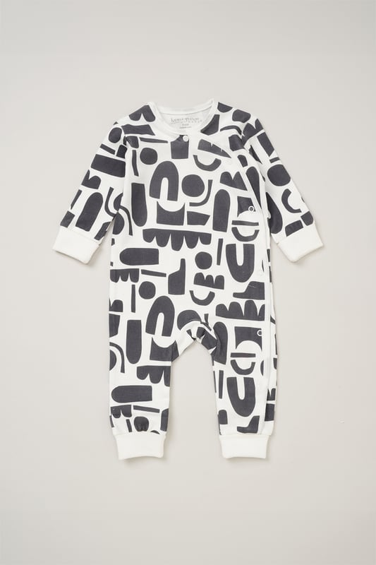 This Homegrown Baby printed 5-Piece Gift Set includes a cosy all-in-one, bodysuit, hat, and mitts. Made from soft 100% organic cotton, the set features 'Grow with Me' functionality for adjustable fit. Packaged in a mesh bag, it's the perfect gift for welcoming a new baby.