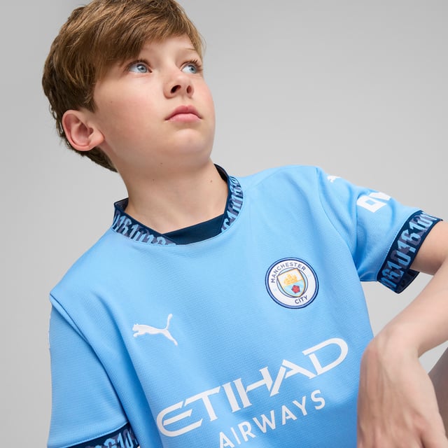 PRODUCT STORY: 0161 is more than an area code. You'll see it written on lampposts, printed on t-shirts, and tattooed on people. It's an accent, a swagger, a sense of what being Mancunian is all about even if you aren't Mancunian. This season, we thread 0161 through the trims of the 24/25 Home Kit and invite the world to wear it. From East Manchester to Istanbul, Northern Quarter to Norway, Moss Side to the other side of the world. If it's Sky Blue, it's 0161. That's Manchester Calling. FEATURES & BENEFITS: dryCELL: Performance technology designed to wick moisture from the body and keep you free of sweat during exercise. DETAILS: Regular fit; 170 gsm, Jacquard; Crew neck; Short sleeves; Official team branding; PUMA Youth: Recommended for older kids between 8 and 16 years.