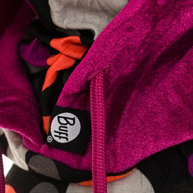 Capuchon en nekbeschermer met volledige bescherming op koude dagen.
 De BUFF Hoodie is de ideale aanvulling voor skiën of snowboarden en heeft een elastische microfiber tubular met zonbescherming en een fleece capuchon.
 Dubbellaags buis.
 Afmetingen: Kap en kraag: (Lengte): 58cm
 Hals (breedte x lengte): 23 x 23 cm
 Samenstelling: 100% polyester
 Onderhoud:
Machinewas max 30º
 -Niet strijken
 -Niet bleken
 -Niet chemisch reinigen