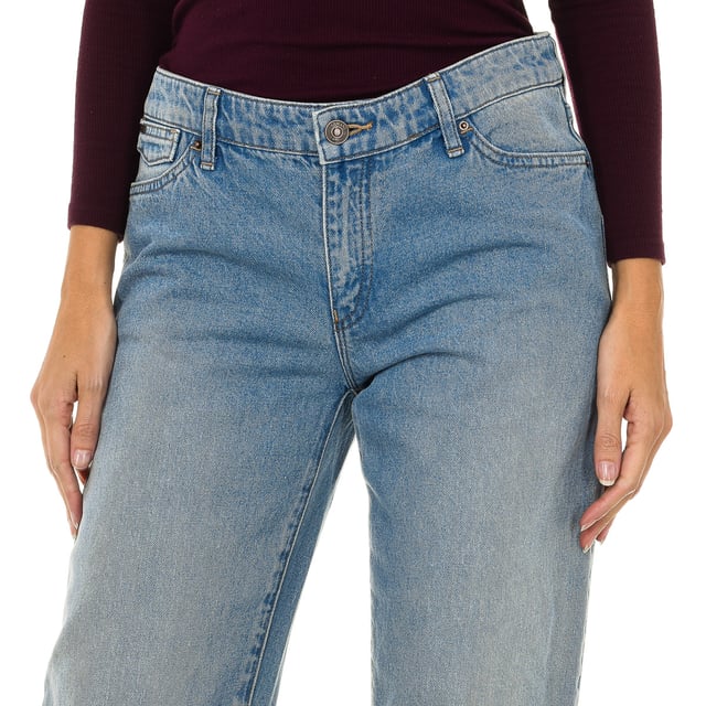 Lange Jeans.
 Farbe blau
 Gürtel mit Gürtelschlaufen.
 Reißverschluss und Knopfverschluss auf der Vorderseite.
 Zwei Vordertaschen und eine Minitasche.
 Zwei Taschen auf der Rückseite mit Metallic-Logo.
 Gerader Schnitt.
 Passende Nähte.

 Beschaffenheit:
 100% Baumwolle.

 Waschanleitung:
 - Maximal bei 30ºC waschen.
 - Bügeln bei mittlerer Temperatur, max. 110 ° C.
 - Erlaubt die Verwendung eines Trockners.
 - Verwenden Sie keine Bleichmittel.
 - Es unterstützt nicht die chemische Reinigung.
 Zusammensetzung: 100% Baumwolle
 Pflege:
- Maximal bei 30ºC waschen.
 - Bügeln bei mittlerer Temperatur, max. 110ºC.
 - Erlaubt die Verwendung eines Trockners.
 - Keine Bleichmittel verwenden.
 - Kann nicht chemisch gereinigt werden.