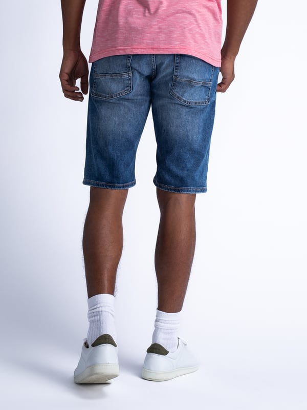 Blizzard Denim-Shorts mit Five-Pocket-Design und normaler Passform. Die Shorts haben eine bequeme, dehnbare Passform. Mit Gürtelschlaufen und einem Hosenschlitz mit Knopf- und Reißverschluss. In mehreren Waschungen erhältlich. Blizzard Denim ShortsNormale PassformHosenschlitz mit einem Knopf- und Reißverschluss82 % Baumwolle, 15 % recycelter Polyester, 2 % ElasthanDas Model ist 186 cm groß und trägt Größe L.
