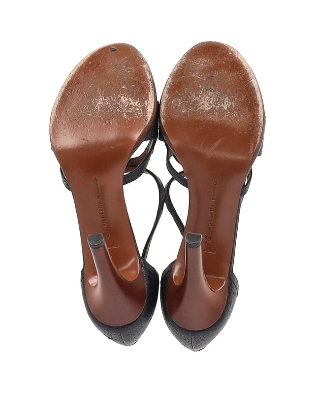 VINTAGE, RRP AS NEW
Designed to showcase timeless elegance, these Bottega Veneta Peep-Toe Strappy Sandals draw attention with their cut-out style and crossed strap detailing. Crafted in Italy from textured leather, they feature a sturdy high heel and buckled fastening at the ankle. Great high-heeled sandals to pair with work dresses or trousers. 
Bottega Veneta Peep-Toe Strappy Sandals in Black Leather
Condition: Good
Sign of wear: Scuffing on the surface, moderate wear on the soles
Material: Leather
Color: Black
Size: IT39 / UK6 / US9
SKU: 289665