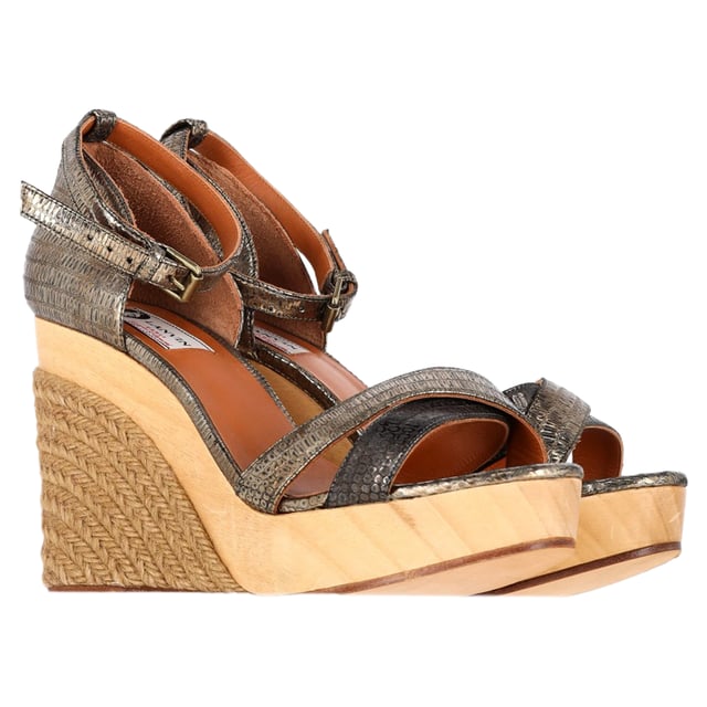VINTAGE, RRP AS NEW
Step into luxury and modern elegance with the Lanvin Snake-Embossed Espadrille Slingback Wedge Sandals in Silver Leather. Crafted from premium silver leather, these sandals feature a striking snake-embossed texture that adds depth and sophistication to their design. The slingback strap ensures a secure and comfortable fit, while the espadrille wedge heel combines timeless style with a contemporary edge. The metallic silver finish elevates any look, making them the perfect statement piece for both daytime and evening wear. Whether paired with dresses, skirts, or cropped trousers, these sandals add a touch of glamour and edge to your summer wardrobe.

 Lanvin Snake-Embossed Espadrille Slingback Wedge Sandals in Silver Leather

Condition: Excellent
Signs of wear: No visible sign of wear. No Mark at insole.,  Very light mark at soles.
Packaging: Dust bag
Color: Silver
Material: Leather | leather
Size: FR | 40/UK7/US8/IT39
Measurements: Heel height: 110; Insole length: 240
SKU: NAPPUGBSH424966W