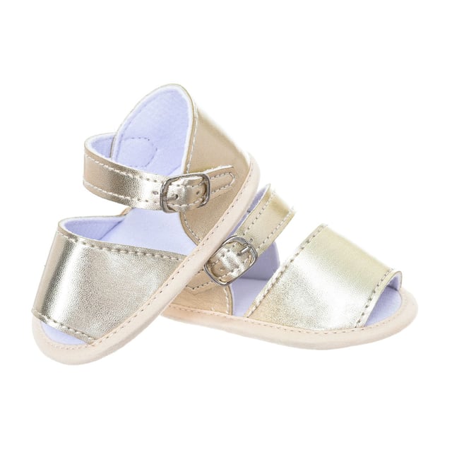 Flexibele babysandalen.
 Buitenkant van polyleer.
 Bandje over de wreef, met gespsluiting aan de zijkant.
 Zachte textiel binnenkant.
 Microvezel zool.
 Naden in toon zichtbaar.
 Samenstelling: Buitenkant: Polyleer; Binnenkant: Textiel; Zool: Textiel
 Onderhoud:
Reinigen met een natte doek.