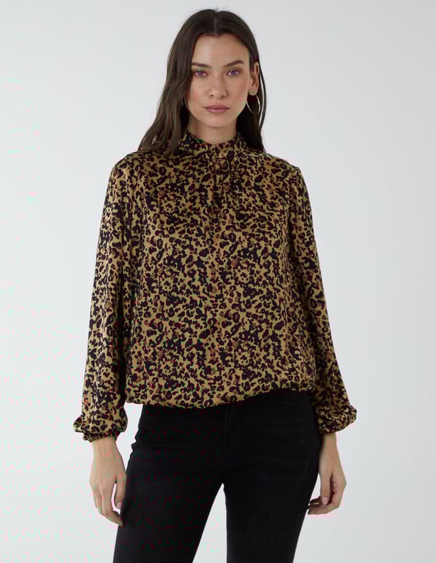 A truly classy blouson top, with puff long sleeves and a high neck to keep things simple yet professional. A perfect top to wear at your workplace, style with black trousers and high heel shoes.