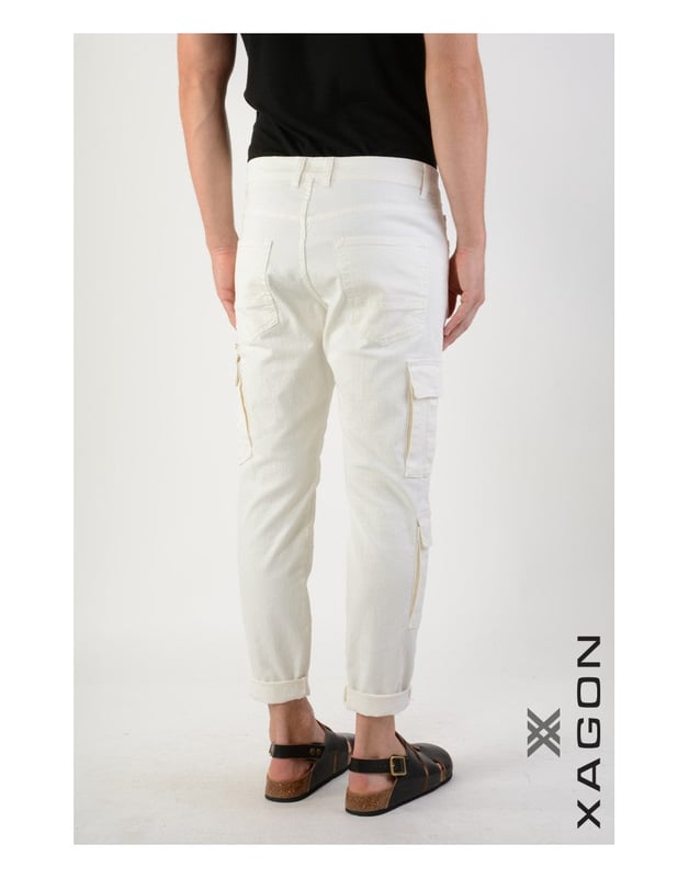 Ajuste a medida - Este corte resalta perfectamente la silueta, proporcionando una apariencia elegante y moderna, ideal tanto para el día a día como para ocasiones especiales.

Abrochadas con botones logotipados - La atención al detalle es visible en cada elemento, y los botones logotipados añaden un toque de lujo y son indicativos de la alta calidad de la fabricación.

Pantalones ligeramente ajustados - Gracias a las piernas ligeramente ajustadas, estos pantalones no solo son elegantes, sino también muy cómodos, lo que hace que combinen bien con diferentes tipos de calzado.

Cintura media - La cintura media asegura comodidad al usarlos y un ajuste perfecto a la figura, independientemente de la situación en la que te encuentres.

Tres bolsillos delanteros, dos traseros - La disposición práctica de los bolsillos permite un almacenamiento conveniente de artículos esenciales, manteniendo al mismo tiempo un aspecto estético.

Tres bolsillos adicionales en las piernas - Los bolsillos adicionales en las piernas aumentan la funcionalidad de los pantalones, ofreciendo más espacio de almacenamiento, lo cual es extremadamente útil en el uso diario.

Hechos de tela de alta calidad - La tela de alta calidad asegura durabilidad y comodidad al usarlos, así como una apariencia elegante que se mantiene durante mucho tiempo.

Producidos en Italia - La producción en Italia garantiza la más alta calidad de fabricación, precisión y atención a cada detalle, lo que es sinónimo de lujo y clase.