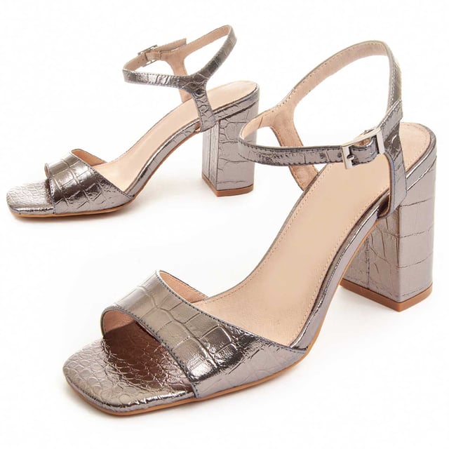 Dames jurk sandaal. Gevoerde natuurlijke leren binnenzool. Comfortabele pasvorm. Antislip zool. Versterkte stiksels. Gefabriceerd door andere merken voor ons merk. Geschatte afmetingen: 8 cm hak.