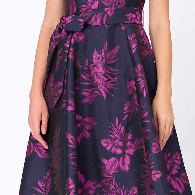 Een jurk die je silhouet benadrukt met glamour en elegantie. Gesproken lijfje, aantrekkelijke V -halslijn maar fatsoenlijke, brede stofgordel die de taille en royaal wijd uitlopende rok onderstreept. Volledig bekleed met satijnen stof, gesneden in een brokaatstof met "tropisch" patroon. Een cocktailitem om te exposeren tijdens je volgende avond of feest.
 
Productdetails:
 • Formulier: fit-and-flare
 • Lengte: 101 cm
 • Zonder mouwen
 • V kraag
 • Invisible Zipper Center Back
 • Toegevoegd riem
