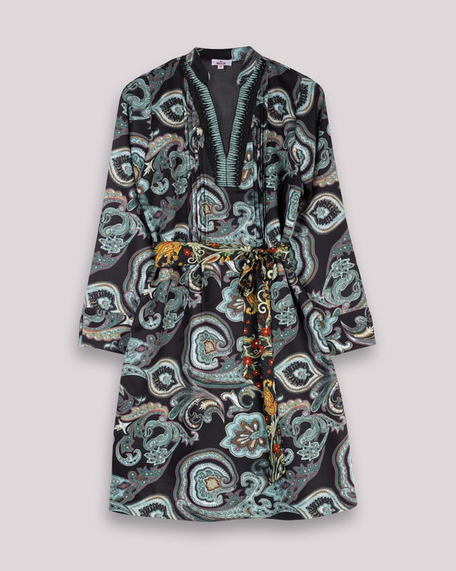 El Vestido Lorena Paisley Verde es una elección perfecta para el invierno. Con su elegante estampado paisley y corte holgado, este vestido ofrece una combinación de sofisticación y comodidad. Completa tu look con botas altas y un abrigo largo para un estilo clásico y chic en los días fríos.
 
 
 
 
 
  Vestido corto con jaretas en delantero. 
 
 
 
 Cuello pico con bordado de hilo y abalorios. 
 
 Manga larga acabada con puño con abertura. 
 
 Tejido estampado paisleys.