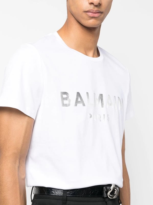Logo-print detail T-shirt from Balmain featuring cloud white, cotton, logo print to the front, round neck, short sleeves and straight hem.