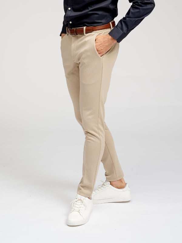 De originele Performance Pants™ zijn broeken met een stijlvolle uitstraling en uitstekende functionaliteit, zodat je de hele dag door kunt genieten van uitstekend comfort. Als je een stijlvolle en comfortabele look wilt bereiken, kies dan voor deze khaki broeken, omdat ze goed passen in elke garderobe en bij elke outfit. Als je hoge eisen stelt aan de functionaliteit en kwaliteit van je kleding, dan is de Perform Collection van TeeShoppen de juiste plek voor jou om te kijken. We hebben deze collectie ontwikkeld om de beste kleding voor jou te maken, gebruikmakend van materialen die zacht, comfortabel en rekbaar zijn, zodat je ze de hele dag kunt dragen.

Hier zie je broeken in de kleur khaki.

De broeken zijn slim fit. Het model is ook verkrijgbaar in Regular fit.

Welke maat hebben de broeken? Broeken kunnen worden geselecteerd in 35 verschillende maten. Zie en kies de maat onder "maat". De maten zijn aangepast voor mannen.

Over TeeShoppen: Bij TeeShoppen hebben we ons eigen productassortiment ontwikkeld. Het doel van ons assortiment is om je de mogelijkheid te geven om je garderobe aan te vullen met kleding die zowel basic als modern is. Maar ook al zijn de kleren basic, we hebben niet ingeboet op kwaliteit of ontwerp. Onze kleren zijn ontworpen om te werken voor verschillende gelegenheden, terwijl ze gemaakt zijn van kwaliteitsmaterialen die ervoor zorgen dat ze comfortabel zijn om te dragen. Wil je een tijdloze leverancier van mode voor zowel mannen als vrouwen? Dan ben je bij TeeShoppen aan het juiste adres. Bij TeeShoppen betaal je niet voor dure merken en kosten, alleen voor kwaliteit en service, wat voor ons belangrijk is. En net zoals de modewereld voortdurend verandert, breiden wij ook voortdurend ons assortiment uit.