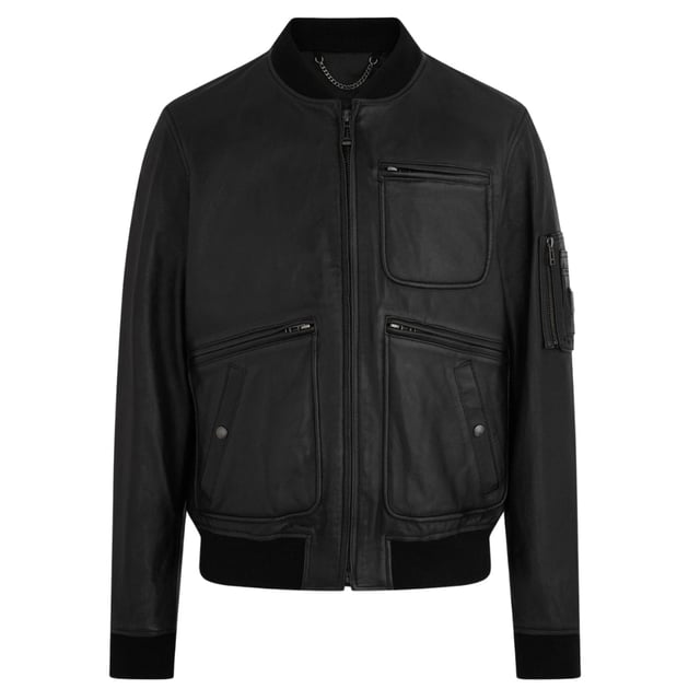 Ervaar het ultieme in veelzijdigheid en stijl met de Belstaff Black Jacket. Deze jas biedt zowel warmte als een modieus ontwerp, waardoor je moeiteloos kunt overstappen van een casual look voor overdag naar een chique avondensemble. Blijf gezellig en zie er geweldig uit met dit must-have jack! Lamsleer Zachte afwerking met een natuurlijke patina Geribbelde kraag, manchetten en zoom Ontwerp met meerdere zakken voor praktisch gebruiksgemak Belstaff Phoenix metalen plaatje op de mouw Merkbadge op de linkermouw , Meerdere zakken, ronde hals, elastische taille en mouwuiteinden, leren jas