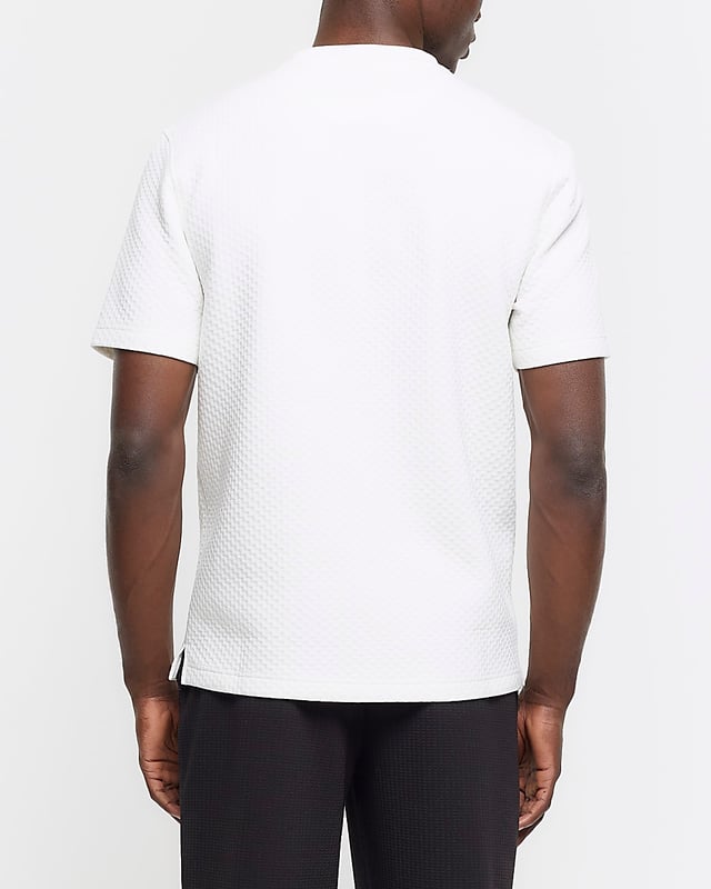 Slim fit, Quilted, Embroidered detail, Crew neckline, Short sleeves