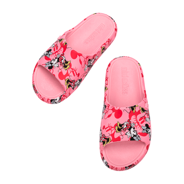 Put a dash of Disney in every step your little one takes with the new Mini Melissa Free Print Slide + Mickey. Extremely lightweight, the sandal has a print in 3DB and serigraphy, and a nylon fastener to ensure stability and comfort.