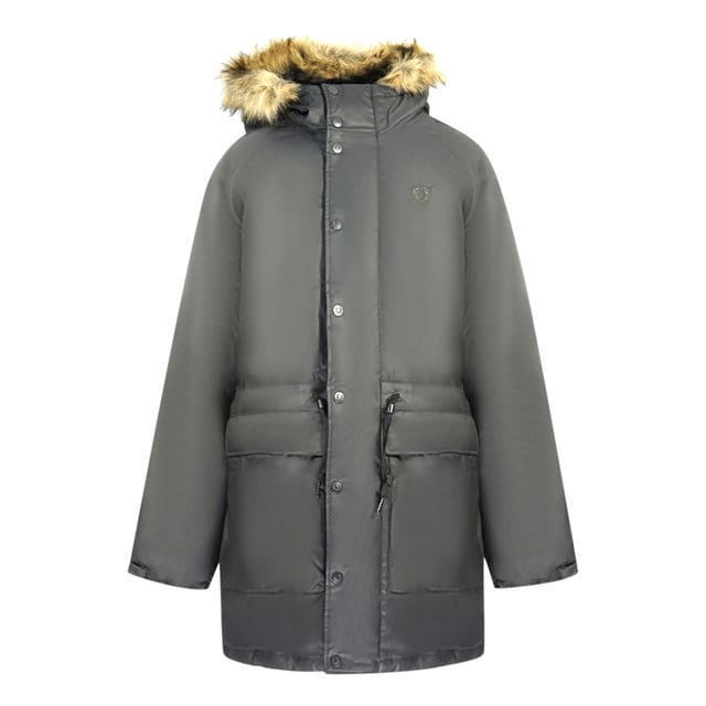 Fred Perry gewatteerde gewaxte katoenen zwarte parka met capuchon. Fred Perry zwarte jas. Merkbadge op de linkerborst, jack met capuchon, gewatteerd gewaxt katoen. Normale pasvorm, centrale ritssluiting met flap met knoopsluiting, bontrand. Elastische mouwuiteinden, 2 zakken met klepsluiting, trekkoord in de taille. Stijl: J2583 102