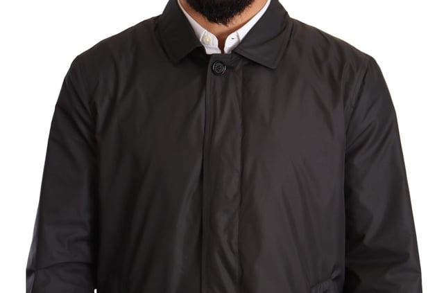 Prachtige Dolce & Gabbana trenchcoat
  Kleur: Zwart
  Knoopsluiting
  Twee zakken aan de voorkant
  Logo details
  Vervaardigd in Italie
  Materiaal: 100% Polyester