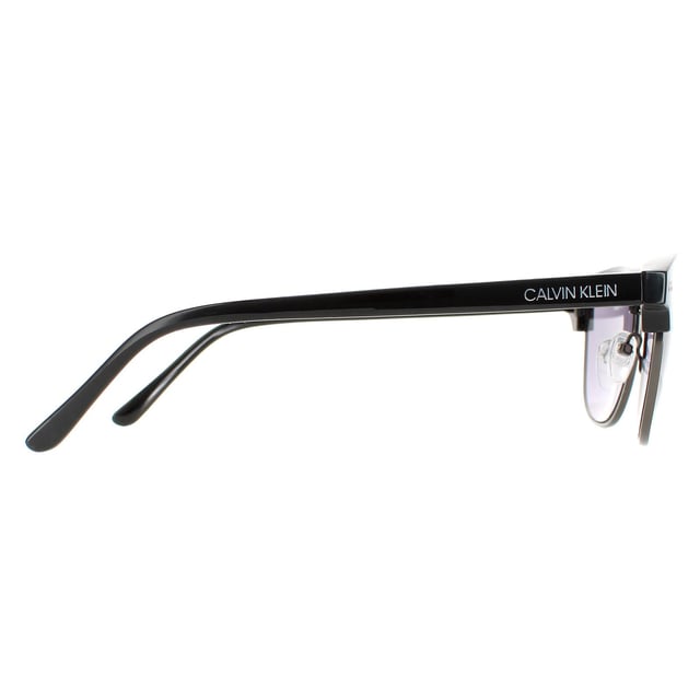 Calvin Klein Square Mens Shiny Black Solid Smoke CK20314S Las CK20314S son un elegante estilo cuadrado fabricado en acetato ligero. Las plaquetas nasales de silicona garantizan comodidad durante todo el día. Las patillas finas llevan el logotipo de Calvin Klein para mayor autenticidad.
