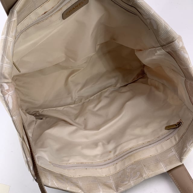 VINTAGE, RRP AS NEW
Chanel beige jacquard nylon tote bag from the 'Travel line' collection. Period/Era: 2003/2004. Beige leather top handles. Nylon lining with 2 side zip pockets inside. 'Chanel - Made in Italy' tag , ity hologram tag inside the bag Condition Rating: B - VERY GOOD CONDITIONCondition Details: Some war of use on bottom corners. Some darkness on leather handles. Some brown stains on the internal lining. Please, look carefully at the photos and ask if you have any doubts.Measurements (cm):Depth: 15.2Height: 25.4Length: 35.6Other Details: Dustbag? NoKeys? NoBox? NoMeasurments:  width: 152 mm length: 356 mm height: 254 mm