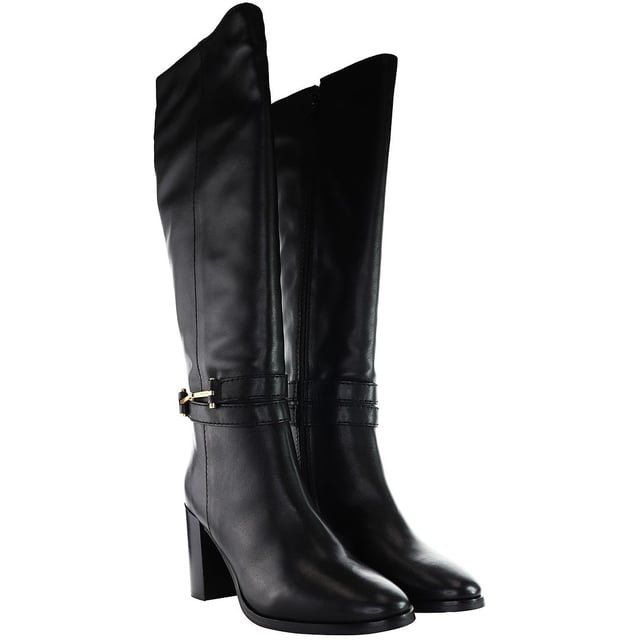 Stap in verfijning en stijl met de Ted Baker Aryna Women's Black Knee High Boots - een statement stuk dat luxe en eigentijds design naadloos combineert. Verhoog je mode spel met deze prachtige kniehoge laarzen met een groot aantal opmerkelijke functies:

Belangrijkste kenmerken:

 Luxe lederen constructie:  De Ted Baker Aryna Boots zijn gemaakt van hoogwaardig zwart leer, waardoor ze er niet alleen strak en gepolijst uitzien, maar ook duurzaam zijn en de tand des tijds doorstaan. Het luxe materiaal voegt een vleugje weelde toe aan je ensemble.

 Elegant kniehoog ontwerp:   Maak een gedurfd modestatement met het kniehoge silhouet van deze laarzen. De grotere hoogte zorgt voor een chique en tijdloze look, waardoor ze een veelzijdige keuze zijn voor verschillende gelegenheden.

 Comfortabele pasvorm:   Ondanks hun geraffineerde uiterlijk zijn deze kniehoge laarzen ontworpen met jouw comfort in gedachten. De doordachte constructie zorgt voor een goede pasvorm rond de kuit en biedt zowel stijl als bewegingsvrijheid.

 Stevige hak: De laarzen hebben een stevige en uitgebalanceerde hak, die je comfortabel optilt zonder aan stabiliteit in te boeten. Of je nu door de straten van de stad loopt of een formeel evenement bijwoont, deze laarzen bieden zowel stijl als gemak.

 Ritssluiting: De handige ritssluiting aan de zijkant zorgt voor gemakkelijk aan- en uittrekken, zodat je deze kniehoge laarzen gemakkelijk aan kunt trekken en er toch strak en gestroomlijnd uit blijft zien.