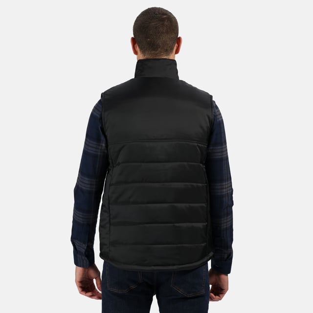 100% Polyamid. 2 untere Taschen. Verstellbarer Kordelzug am Saum. Innentasche. Verdeckter Reißverschluss im Futter für den Zugang zur Stickerei.