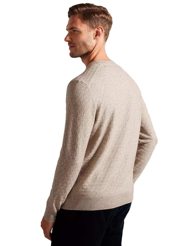 Der Ted Baker Pullover mit Rundhalsausschnitt ist fachmännisch aus einer hochwertigen Wollmischung gefertigt und verfügt über ein reichhaltiges, strukturiertes T-Strickmuster, das an kühleren Tagen mühelos einen Hauch von Eleganz verleiht. Die langen Ärmel spenden Wärme, während das klassische Rundhalsdesign zeitlosen Stil garantiert. Dieses vielseitige Stück eignet sich perfekt für verschiedene Anlässe.