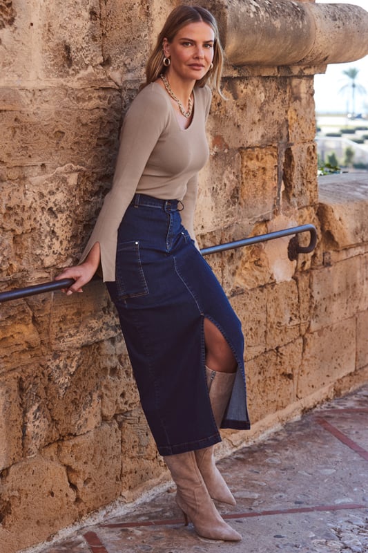REASONS TO BUY:

Style points guaranteed
Crafted from our signature soft stretch denim
Trending cargo pockets
Denim midis are having a moment
Front split for added sexiness
Just add a knit and knee-highs