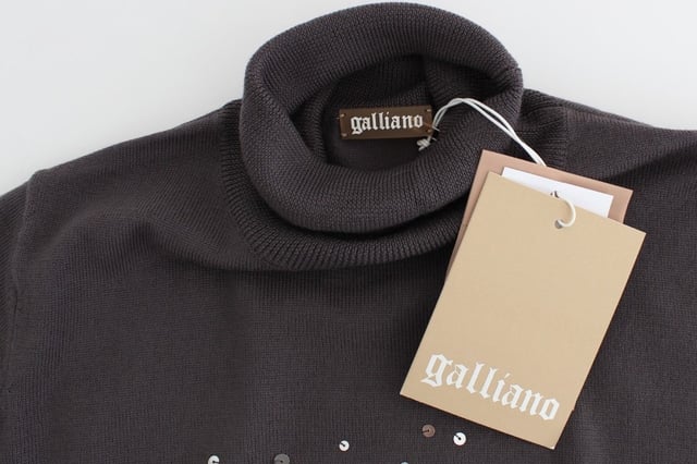Nuevo con etiquetas  
100% Auténtico suéter de cuello alto John Galliano  
Hecho de 100% lana virgen  
Color: Marrón  
Diseño de cuello alto  
Detalles del logo  
Impresión de periódico  
Suéter ligero  
Viene con etiquetas originales y bolsa de la tienda  
Material: 100% lana virgen