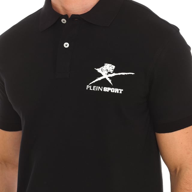 Kurzarm-Polo Plein Sport.
 Reverskragen.
 Halbhoher Knopfverschluss.
 Kurze Ärmel mit geripptem Abschluss.
 Markenaufdruck auf der Vorderseite.
 Markenemblem auf der Rückseite.
 Nähte in Ton gehalten.
 Zusammensetzung: 95% Baumwolle, 5% Elastan
 Pflege:
Bei maximaler Temperatur von 30º waschen.
 Bei niedriger Temperatur bügeln.
 Keinen Trockner verwenden.
 Kein Bleichmittel verwenden.
 Nicht chemisch reinigen.