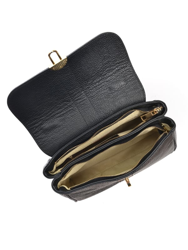 Bolso
100% piel de vaca
Cierre frontal de hebilla metálica
Cierre de cremallera superior
Dos compartimentos internos
Bolsillo interno con cremallera
Dimensiones : 17x24x9.5 cm
Mango: 22 cm
Bandolera ajustable: 120 cm