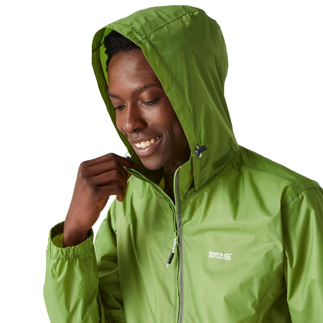 Schlichte, leichte und wasserfeste Jacke mit elastischen Bündchen. Mit Kapuze. Lässt sich leicht verstauen. Ideal für nasses Wetter. Nur für Handwäsche geeignet. Material: 100% Polyamid. Größe (EU-Größe): XS (46), S (48), M (50), L (52-54), XL (56), 2XL (58-60), 3XL (62), 4XL (64), 5XL (66).