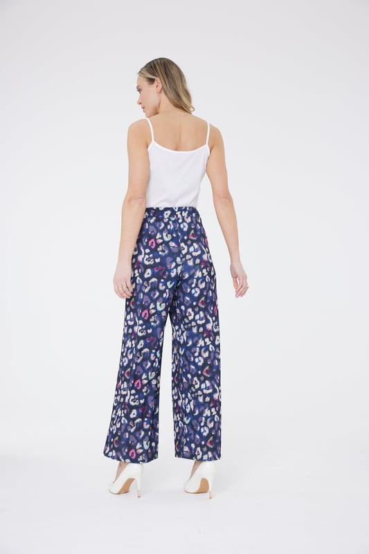 Nuestros pantalones de pierna ancha serán tu prenda favorita esta temporada. Tienen una cómoda cintura elástica y una caída ligera que los hace perfectos para la temporada de primavera-verano. Este estampado hace una declaración y la pierna ancha realmente favorece tus curvas. Son perfectos para cualquier look de día o de noche. Combínalos con una camiseta blanca o vístelos con tu blusa favorita para la noche.

95% Poliéster, 5% Elastano

Lavado a máquina a 30°