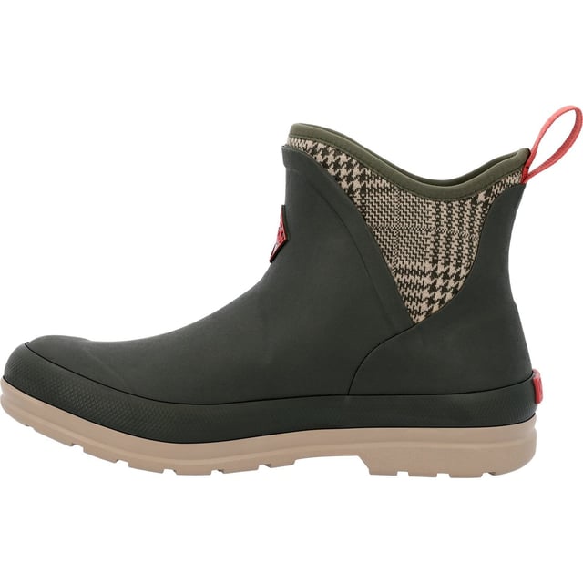 Muck Originals is een collectie van lichte, maar essentiële schoenen. Volledig neopreen booties zijn omwikkeld met zacht, handgevoerd rubber voor comfort. Voorgevormde PU-voetbedden met een laag memory-foam bieden maximaal comfort onder de voeten.