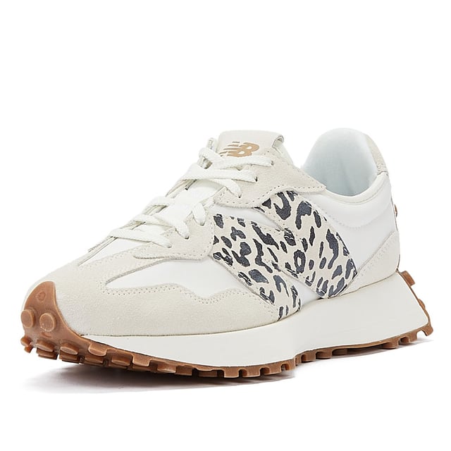 Wir präsentieren die stylischen New Balance 327 Animal Print Logo Sea Salt Sneakers mit einem fesselnden Leopardenmotiv, das das N-Logo ziert. Diese Trainer rühmen sich ein optisch ansprechendes Design mit einem getäfelten Obermaterial, fachmännisch mit Premium-Wildleder überlagert. Entdecken Sie die perfekte Mischung aus Mode und Komfort mit den New Balance 327 Leopard Sea Salt Sneakers.